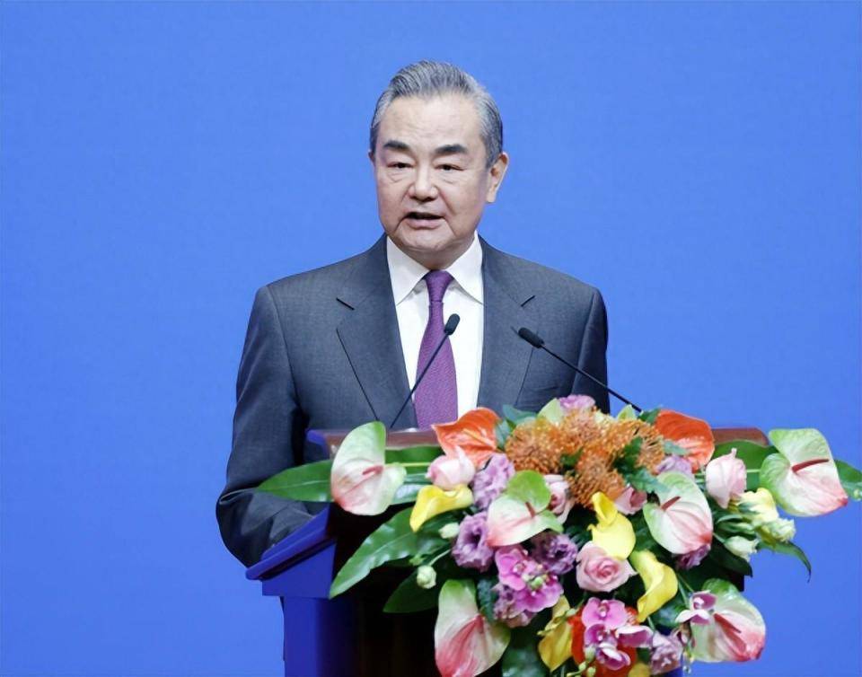 王毅对美国连发五问，揭示真实的世界格局与大国责任