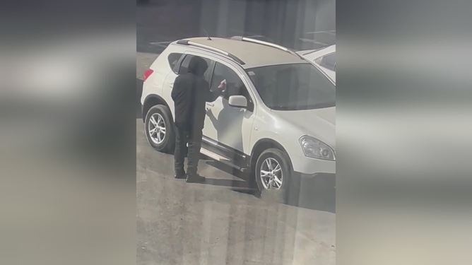 儿子离世，年近80爸爸给儿擦车