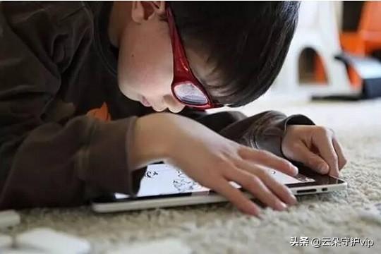 孩子做作业偷偷玩手机，如何应对这一问题？