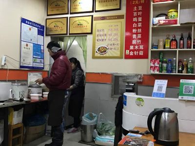 杨铭宇黄焖鸡剩菜回收再利用，环保与美食的完美结合