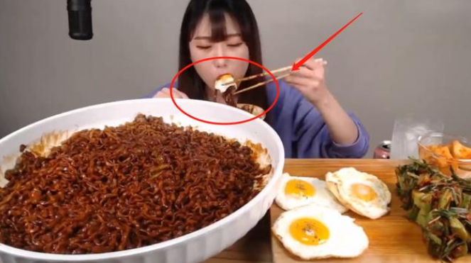 摆摊卖火鸡面的故事，从街头到网红美食的旅程