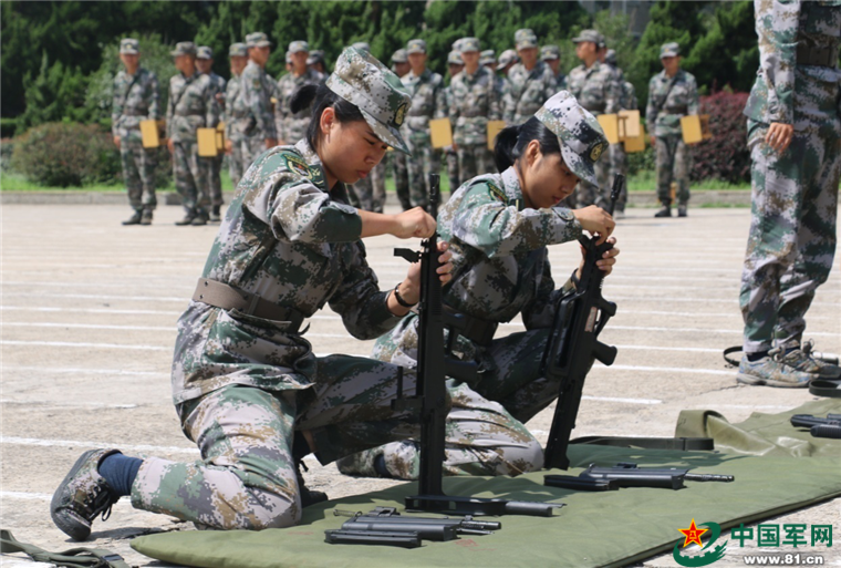 北京西站转运新兵入伍，女兵队伍亮眼
