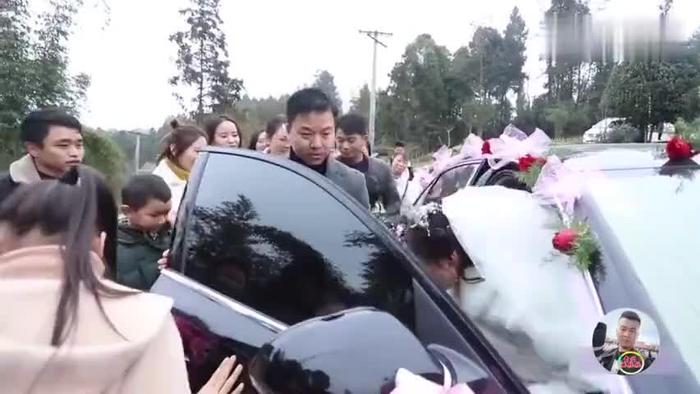 婚车被堵，新郎直接背着新娘走了——一场别样的婚礼冒险