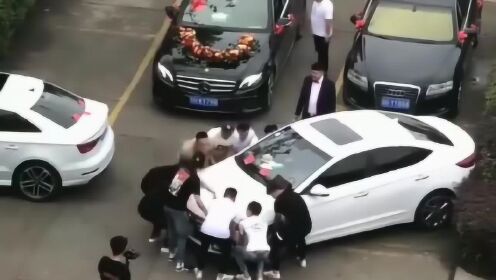 婚车被堵，新郎直接背着新娘走了——一场别样的婚礼冒险