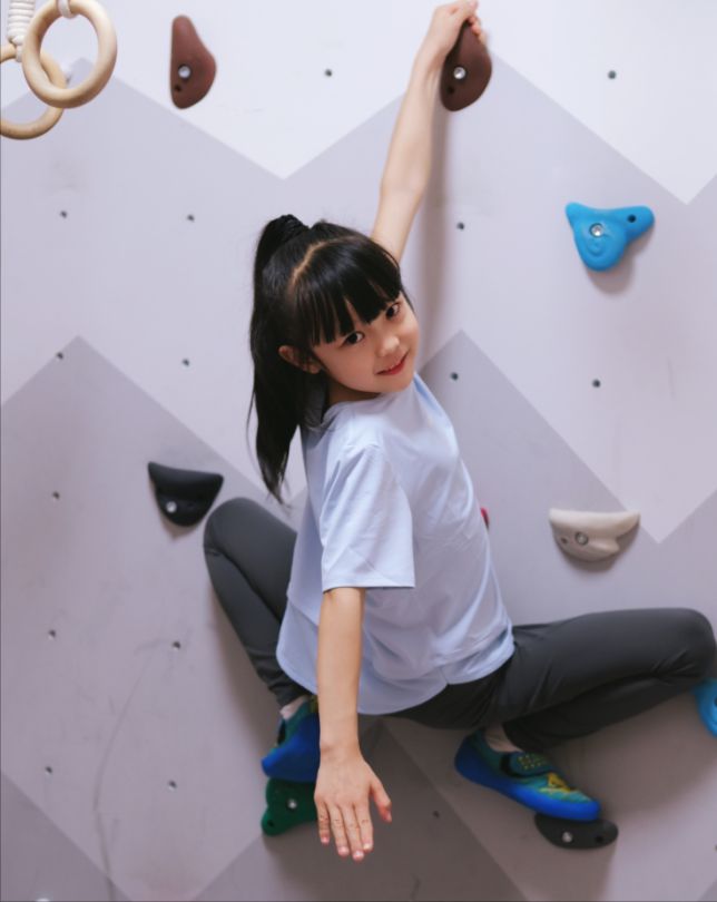 7岁女孩练出8块腹肌，小小身躯，大大毅力