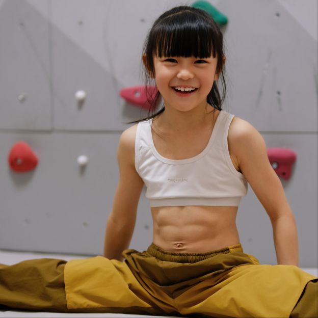 7岁女孩练出8块腹肌，小小身躯，大大毅力