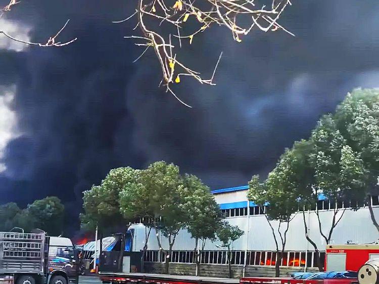 视频曝光！河南一工厂疑爆炸，现场火光冲天