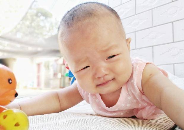 九个月宝宝看到陌生人就哭怎么办？家长应对策略全解析