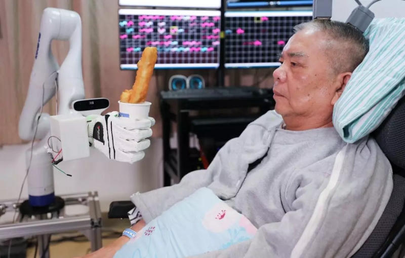 高位截瘫小伙实现意念喝水，意志与科技的奇迹