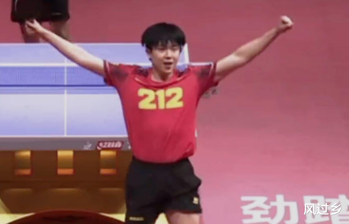 王楚钦夸张接球动作逗笑裁判姐姐，赛场上的欢乐瞬间