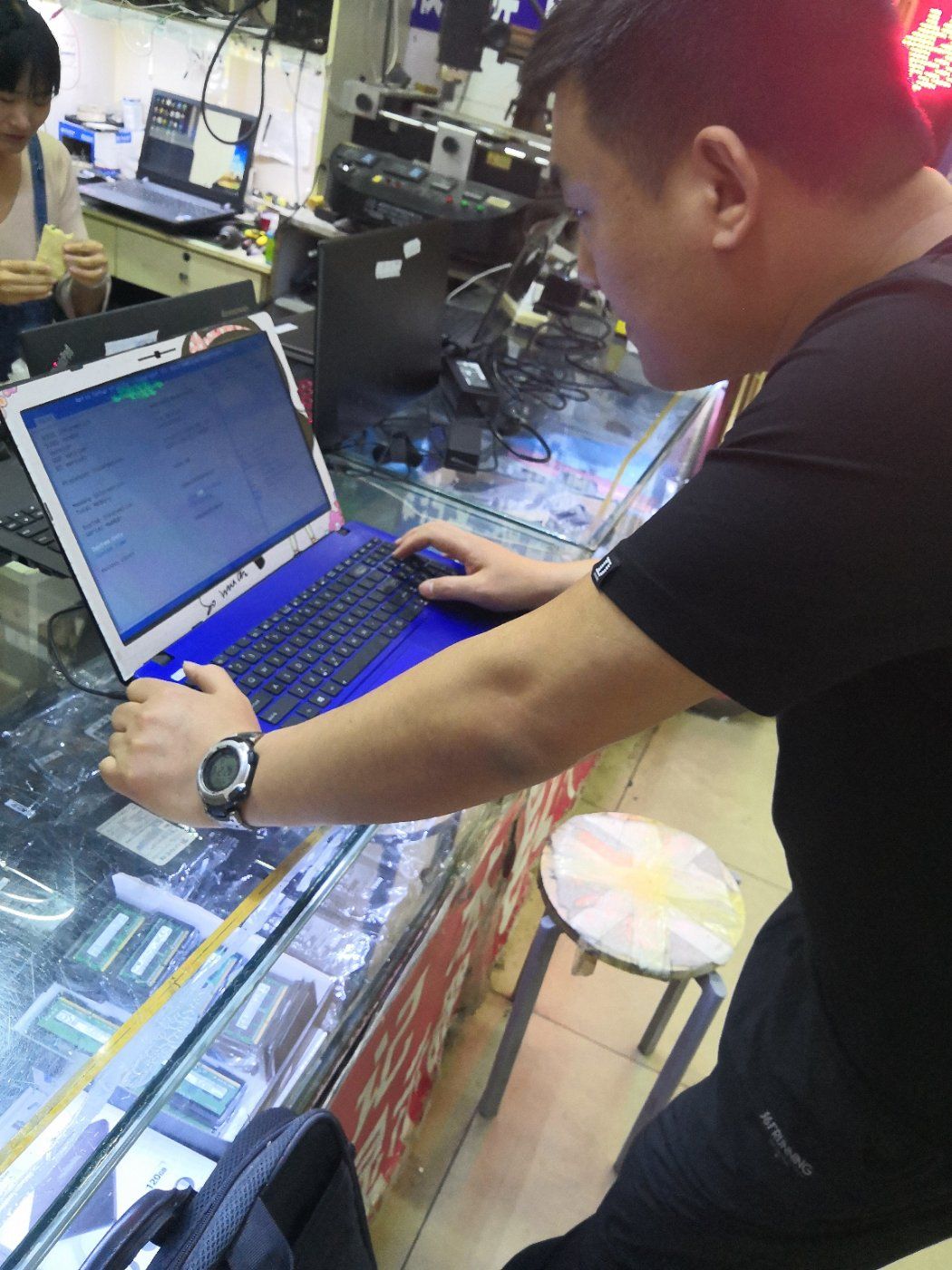 女子进店看电脑，把顾客和店员都熏跑了？探究事件背后的真相