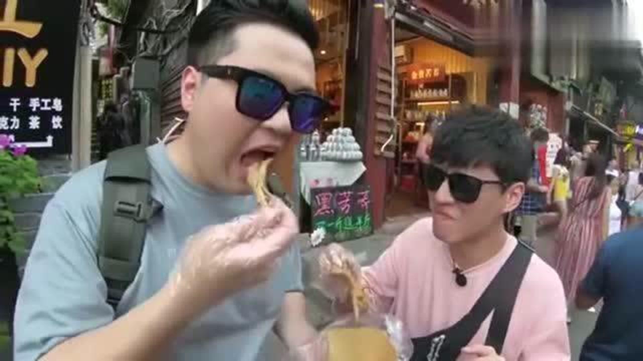 重庆街头偶遇神似C罗的男子，甲亢哥见证奇迹时刻