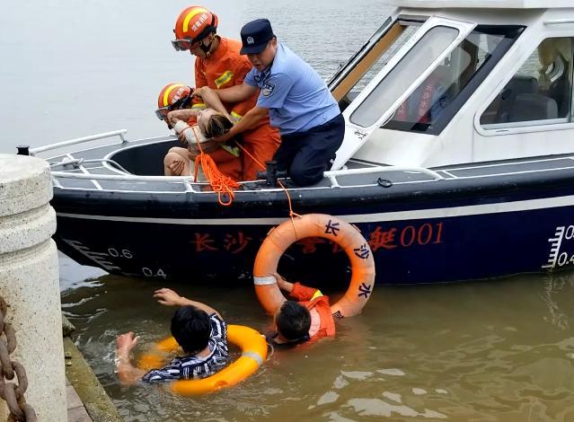 长沙一民警套着救生圈下水救人，英勇之举暖人心