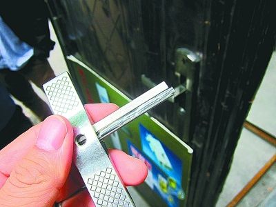 开锁师傅竟然成了小偷？！探究背后的故事与反思