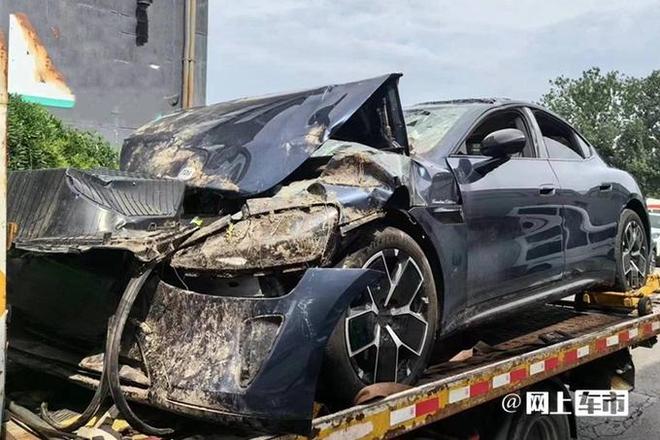 小米事故车主自述，车上三人曾两次途中休息