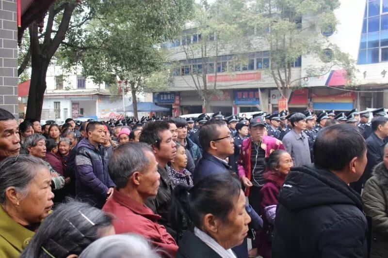 英雄永铭心间，送别那位年仅18岁的禁毒战士——马赛克下的荣耀葬礼