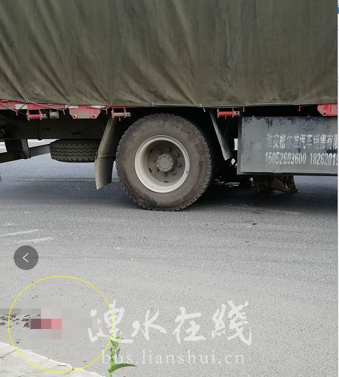 路人惊见货车内疑似人脚，紧急报警引发社会关注