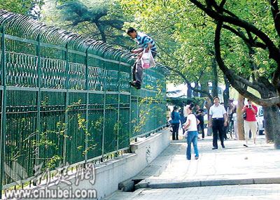 越狱大挑战，铁栅栏怎么翻过去