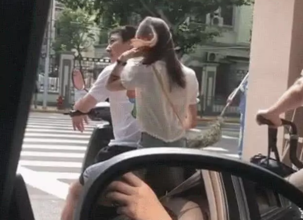 小孩哥偶遇骑友，用力加速拉爆女骑手