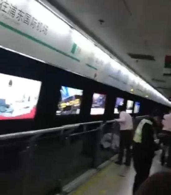 探究上海地铁悲剧，男子挤压死亡事件深度解析