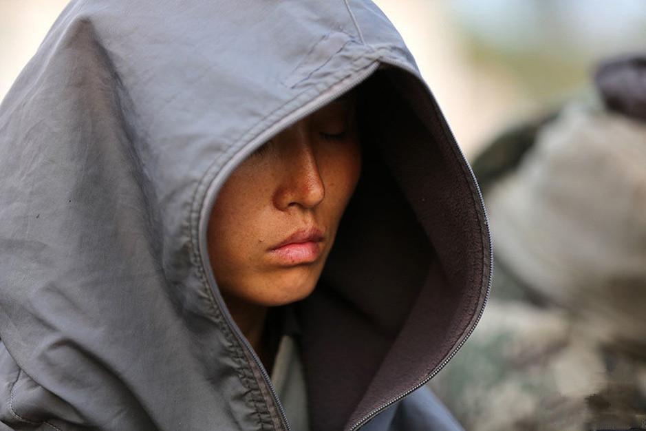 爸爸面对新生儿儿子的表情，平静中的深沉爱意