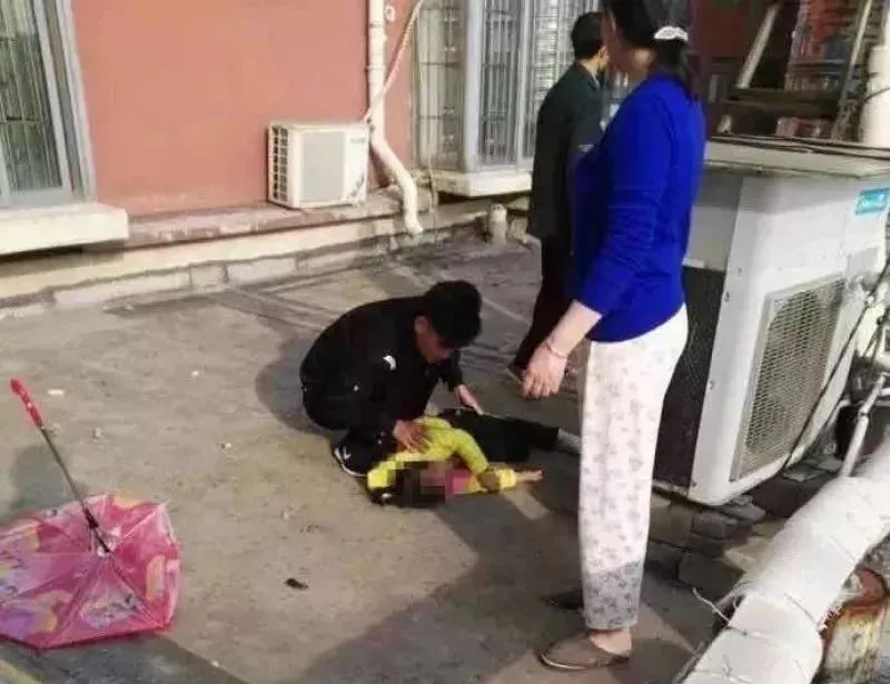 震惊！小女孩从高空坠落的悲剧，背后的故事引人深思