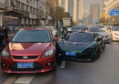 男子为求职故意撞毁豪车背后的故事
