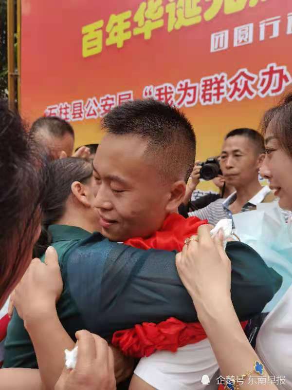 小伙被拐30年回家，母子相貌惊人一致