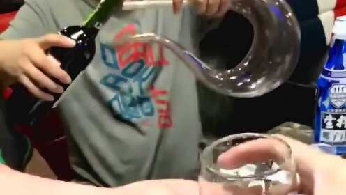 男子发现分酒器套路，揭秘酒类消费中的潜规则