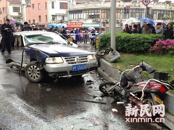 两辆出租车为抢客激烈竞争，乘客意外遭殃