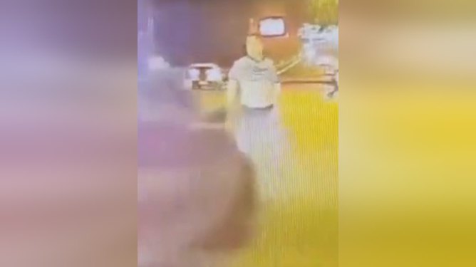 两辆出租车为抢客激烈竞争，乘客意外遭殃