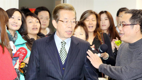 台名嘴自曝被戴电子脚镣无法跨出国境，引发网友热议