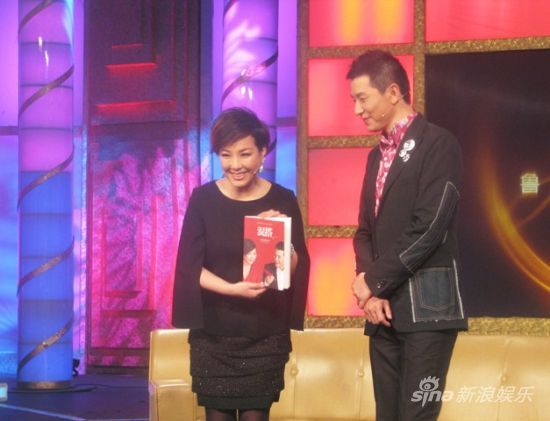 台名嘴自曝被戴电子脚镣无法跨出国境，引发网友热议