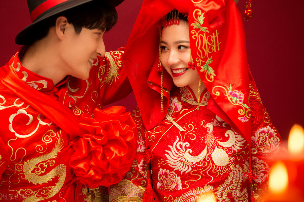 印男子婚礼当天21岁新娘调包成岳母，一场乌龙婚礼的荒诞故事