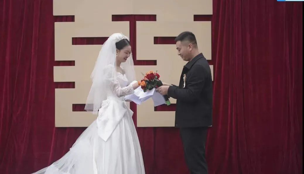 印男子婚礼当天21岁新娘调包成岳母，一场乌龙婚礼的荒诞故事