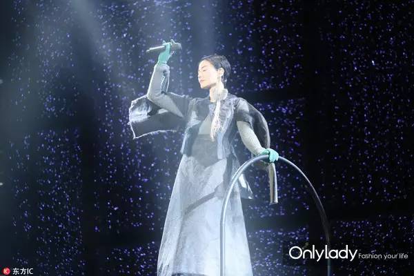 谢霆锋晒香港演唱会照片视频，重温经典，引爆全场激情