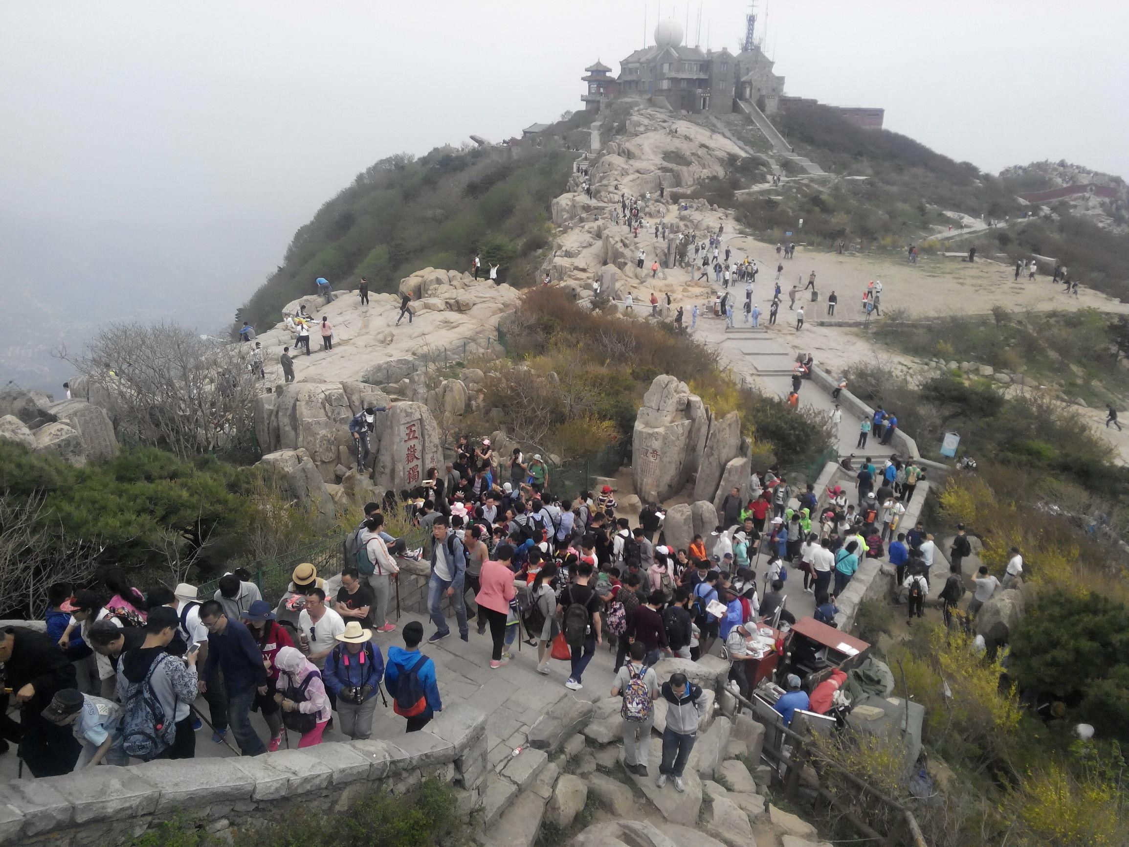 五一凌晨三点泰山人多得走不动道