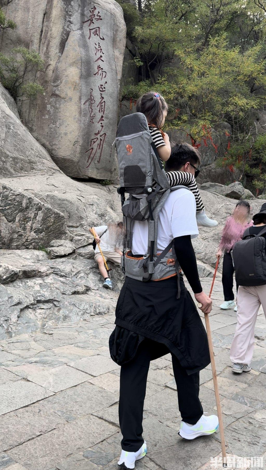 泰山陪爬小伙两天挣了近2000元，探索网络热门现象背后的故事