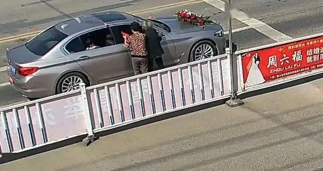 河南老人拦截婚车背后的故事
