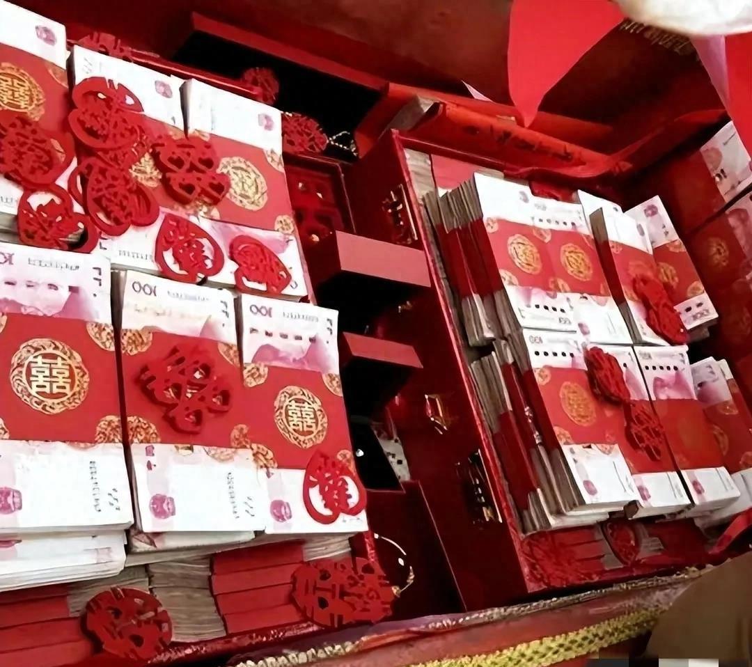 河南老人拦婚车要钱现象的背后