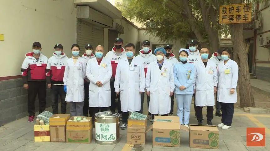 女子在上海用餐两瓶矿泉水被收176元，消费透明与公平引热议