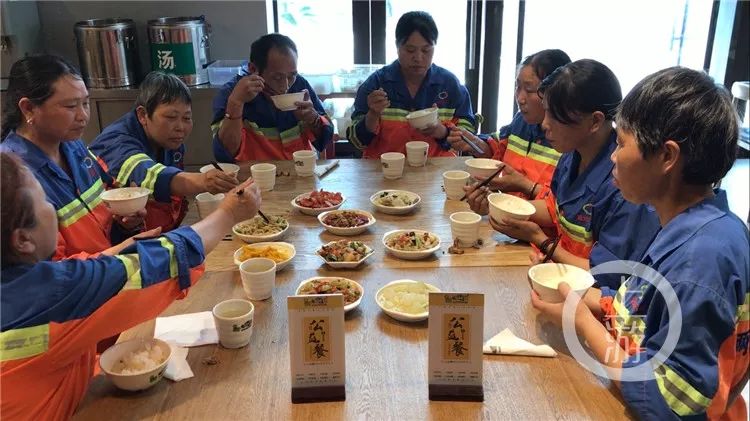 荣昌请环卫园林工人到机关食堂吃饭是否收费？一探究竟