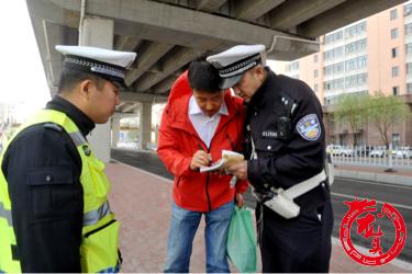 骑摩托撞到横穿马路的行人谁的责任