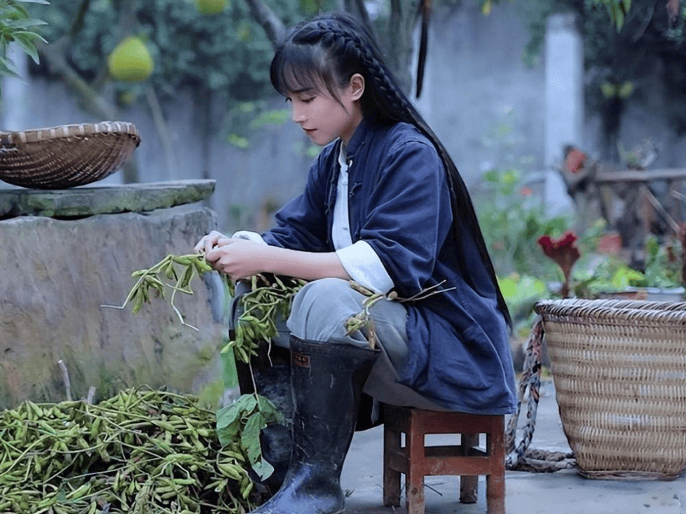 李子柒闭关半年现身，再度掀起热潮
