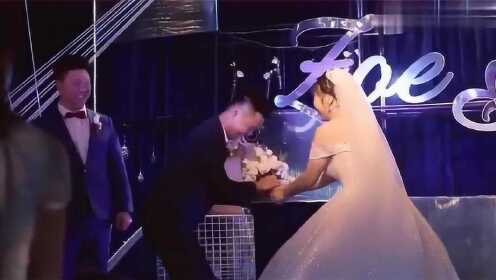 抢手捧花求婚，跪错人？这戏剧化的瞬间