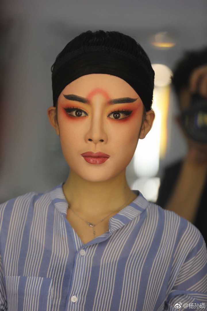 章子怡素颜带女儿看陈丽君演出，星光熠熠的温馨瞬间