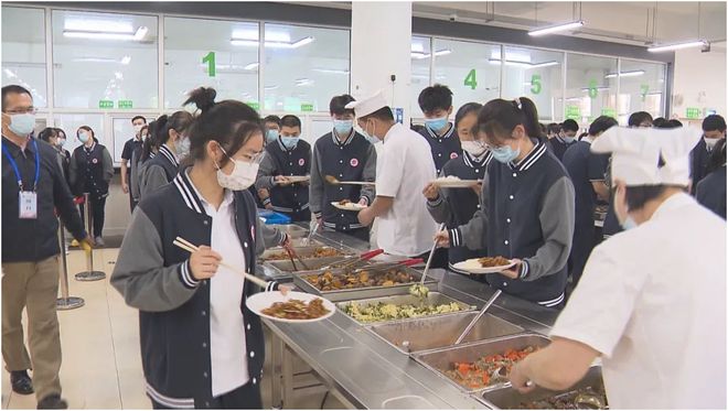 校长吃食堂，共餐中的教育新风尚