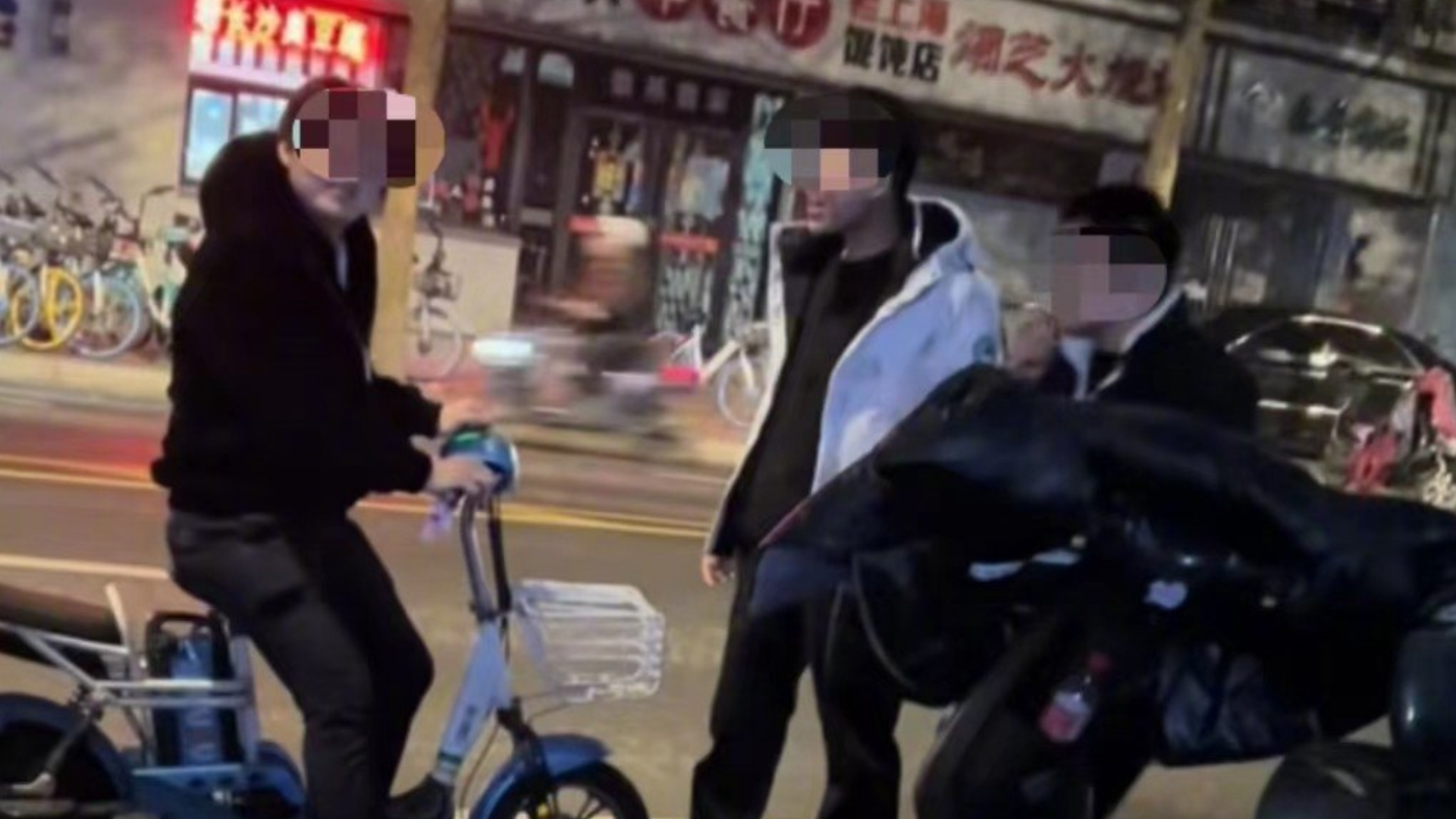 上海街头男子，城市风貌与人文魅力的独特展现
