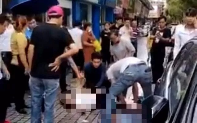 女海归家门口被捅死，凶手称正当防卫