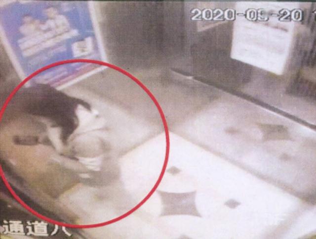 女海归家门口被捅死，凶手称正当防卫